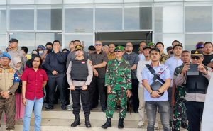 Sejumlah pejabat sentral Kota Palopo menemui massa aksi. (FT: Ist)